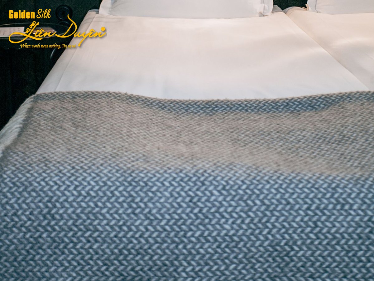 Bộ chăn ga gối khách sạn cotton T200 trắng trơn của GoldenSilk — chất liệu bền màu, chịu được tần suất giặt công nghiệp cao