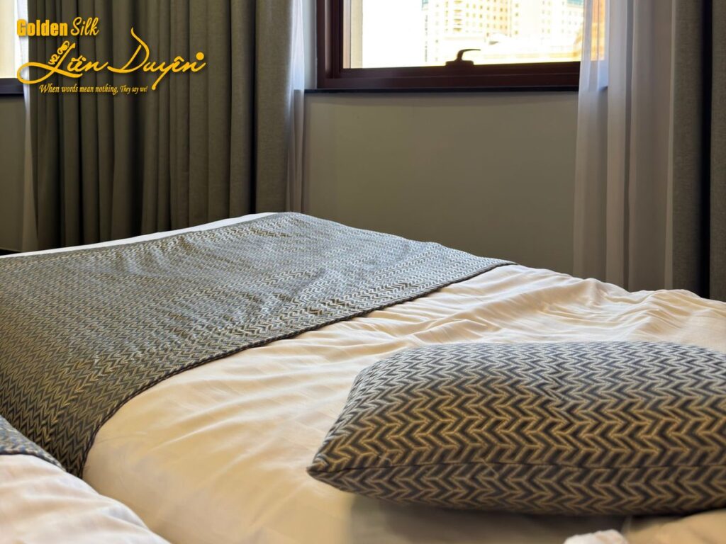 Tấm trang trí giường khách sạn GoldenSilk may theo yêu cầu